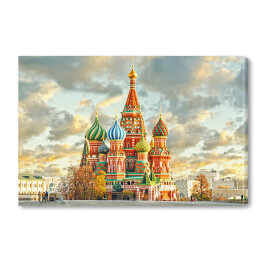 Moskwa, pochmurne niebo nad katedrą św. Bazylego