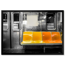 Wnętrze metra w Nowym Jorku z kolorowymi siedzeniami
