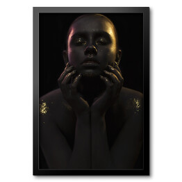 Czarno złoty artystyczny portret kobiety z makijażem i manicure w stylu glamour