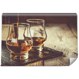 Whisky z lodem w kieliszkach na rustykalnym tle