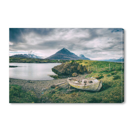 Islandia - opuszczona łódź przy jeziorze