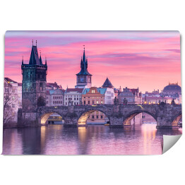 Charles most w Pradze podczas zmierzchu z różowym niebem w tle