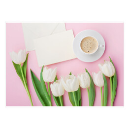 Kawy kubek, papierowa karta i wiosenny tulipan