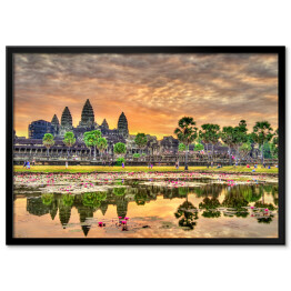Wschód słońca w ciepłych barwach nad Angkor Wat