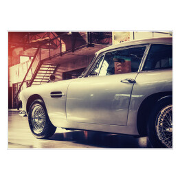 Piękny srebrny retro samochód na pokazie