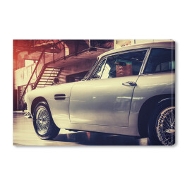 Piękny srebrny retro samochód na pokazie