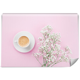 Poranna kawa i białe kwiaty na różowym blacie
