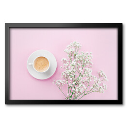 Poranna kawa i białe kwiaty na różowym blacie