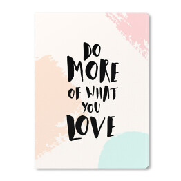 "Rób więcej tego, co kochasz" - cytat na pastelowym tle