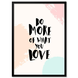 "Rób więcej tego, co kochasz" - cytat na pastelowym tle
