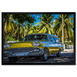 Amerykański złocisty żółty klasyczny parking samochodowy w Varadero blisko plaży pod drzewkami palmowymi w Kuba - Seria Kuba reportaż