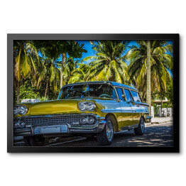 Amerykański złocisty żółty klasyczny parking samochodowy w Varadero blisko plaży pod drzewkami palmowymi w Kuba - Seria Kuba reportaż