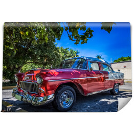 Amerykański czerwony samochód w cieniu w Varadero na Kubie
