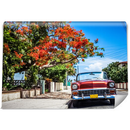 Czerwony kabriolet zaparkowany na bocznym pasie w Varadero na Kubie 