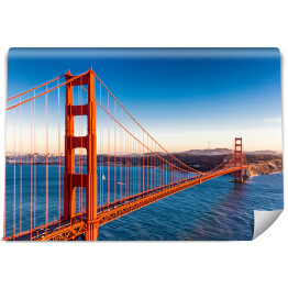 Most Golden Gate na tle błękitu wody i nieba
