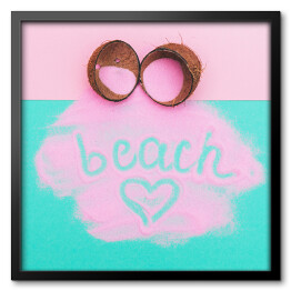Rozbity kokos z różową farbą i napisem "beach"