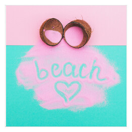 Rozbity kokos z różową farbą i napisem "beach"