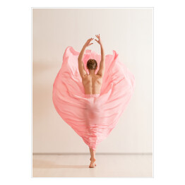 Młoda kobieta tańcząca w pięknej różowej sukience