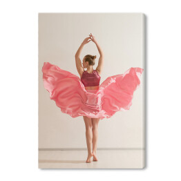 Młoda dziewczyna tańcząca w pięknej różowej sukience