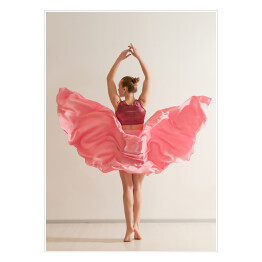Młoda dziewczyna tańcząca w pięknej różowej sukience