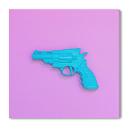 Niebieski pistolet na różowym tle