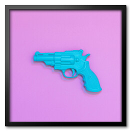 Niebieski pistolet na różowym tle