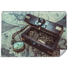 Vintage zegarek - naszyjnik na drewnianej skrzyni 