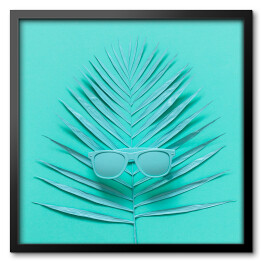 Okulary przeciwsłoneczne leżące na liściu palmy - niebieska ilustracja