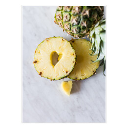 Ananas i jego plaster z wyciętym kształtem serca