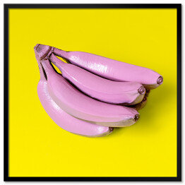 Banany w różowej farbie na niebieskim tle