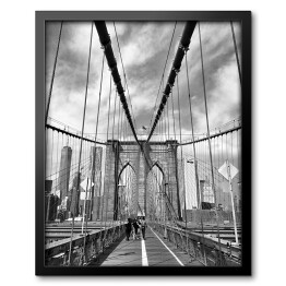 Ludzie spacerujący po Brooklyn Bridge w Nowym Jorku