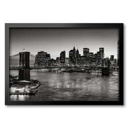 Czarno-biały widok Brooklyn Bridge i Dolnego Manhattanu zmierzchu