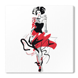 Modelka w czerwono czarnej sukni na wybiegu