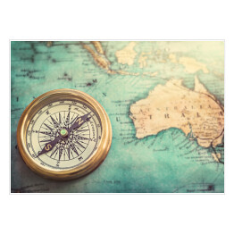Stary kompas na kolorowej vintage mapie