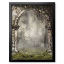 Stara brama z bluszczem w mglistym lesie