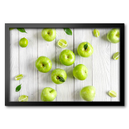 Zielone jabłka i limonki na biurku