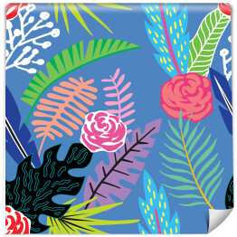 Rysowane egzotyczne kwiaty i liście na niebieskim tle