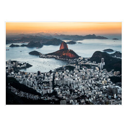 Piękny widok z Rio de Janeiro na wzgórza o zachodzie słońca