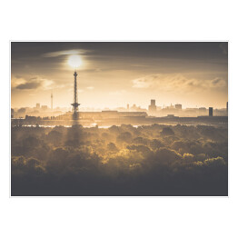 Wieża telewizyjna w Berlinie i wieża radiowa o wschodzie słońca