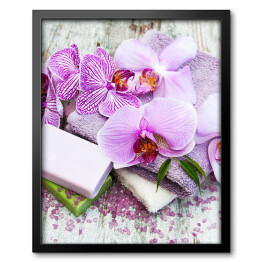 Ręcznie robione mydło i fioletowe orchidee