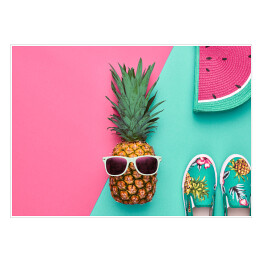 Ananas w okularach na kolorowym tle