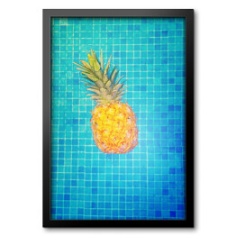 Żółty ananas na błękitnym tle