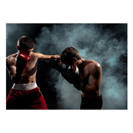 Dwóch profesjonalnych bokserów na czarnym przydymionym tle 
