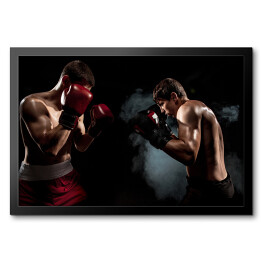 Dwóch profesjonalnych bokserów w półmroku