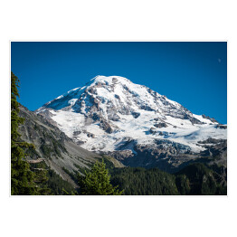Góra Rainier na tle niebieskiego nieba