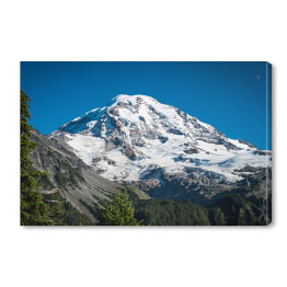 Góra Rainier na tle niebieskiego nieba