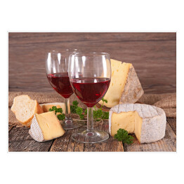 Wino w kieliszkach i ser