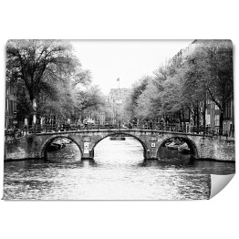 Kanały Amsterdamu w odcieniach szarości