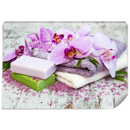 Ręcznie robione mydło i fioletowe orchidee