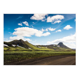 Lato - krajobraz z zieloną górą, chmurami i niebieskim niebem, Islandia